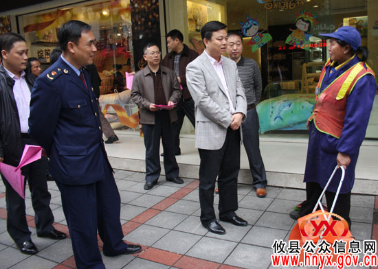 【创文明县城】胡湘之一行再次上街开展“创建省级文明县城”规劝活动