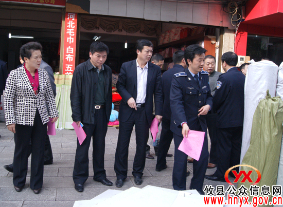 【创文明县城】陈可勇、黄清秀一行上街规劝　大力倡导文明行为