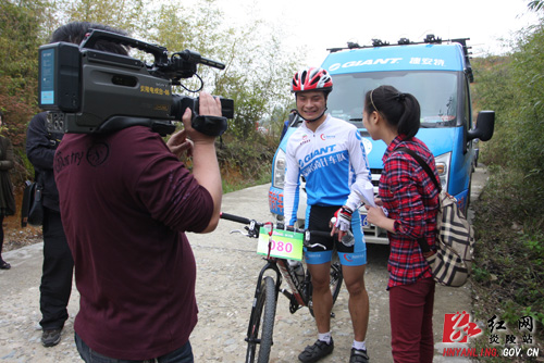 百名骑手挑战自我，炎陵选手进入十强