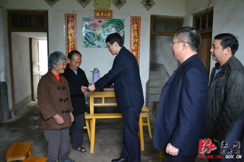 炎陵烟草局共产党员＂联乡村促发展＂帮扶兴农