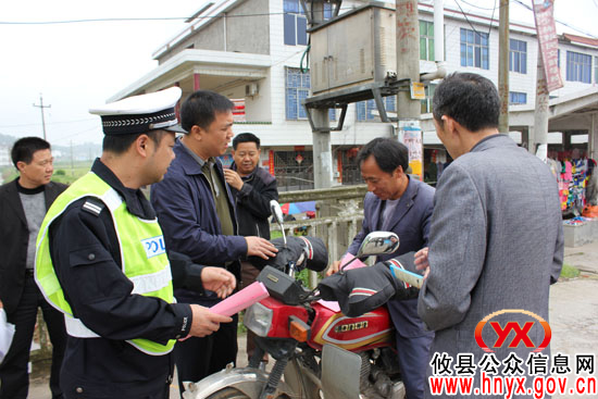 攸县槚山乡开展摩托车集中整治 定点上路规劝