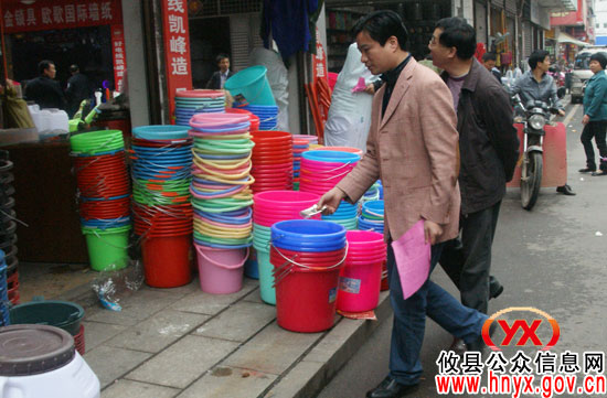 【创文明县城】谭伟生、谭小宁一行上街开展规劝活动