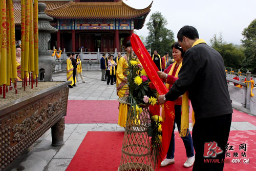 广东东莞企业家代表团一行祭祀炎帝陵