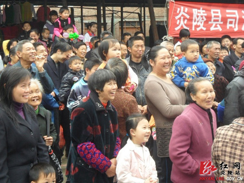 沔渡镇：送法下乡 农民赶圩乐享＂法律大餐＂