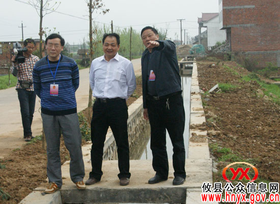 攸县人大常委会组织视察“高标准农田”项目建设