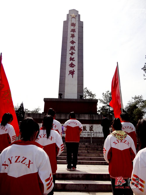 霞阳中学团员青年到县烈士陵园开展清明祭扫活动