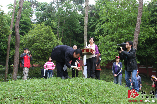 全国各地5000余名户外爱好者齐聚炎帝陵祭祀始祖炎帝