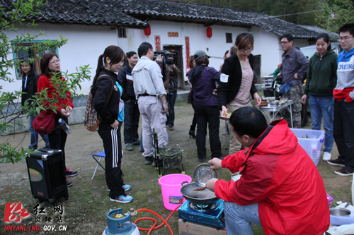 炎陵杜鹃花怒放 天下＂驴友＂慕名来