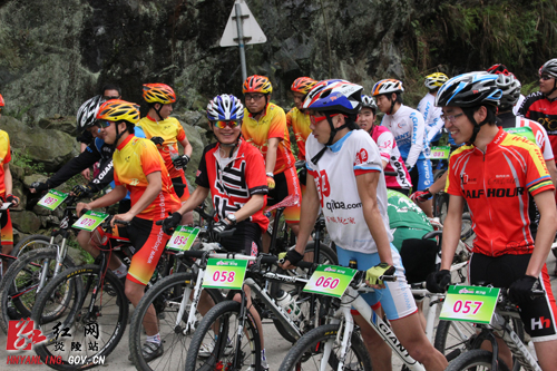 百名骑手挑战自我，炎陵选手进入十强
