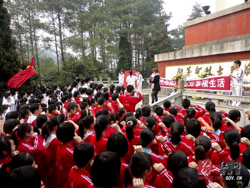 炎陵一中学生开展缅怀先烈祭扫活动