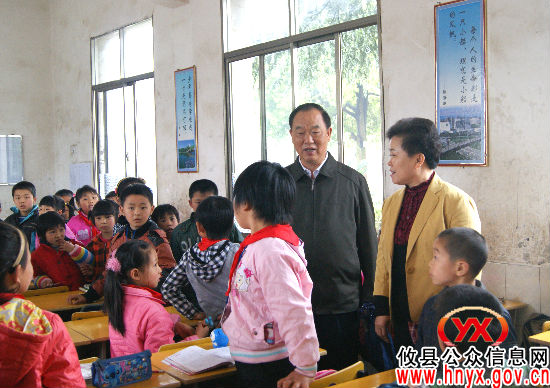 省教育督导评估考核组到莲塘坳镇等地学校进行考核