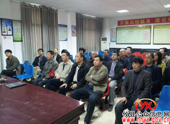 吴爱清一行到网岭镇研究推行“一氹两池三桶四筐”垃圾分类工作