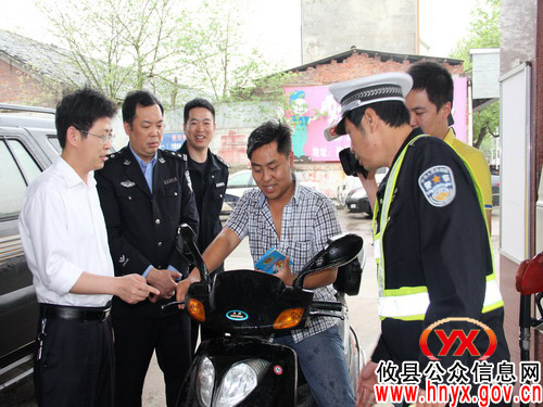 周文安率队参与摩托车司机未戴安全头盔交通违法劝导活动