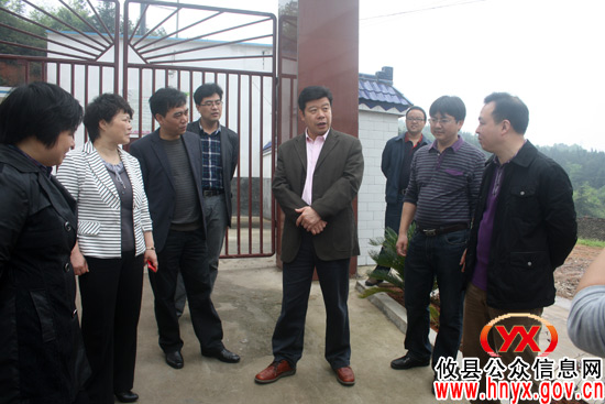 邝邹飞一行到酒埠江镇中心完小视察寄宿制学校建设情况