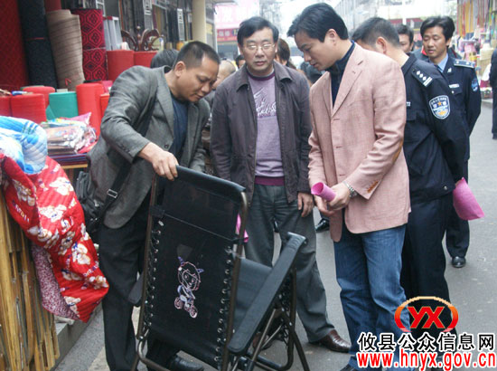 【创文明县城】谭伟生、谭小宁一行上街开展规劝活动