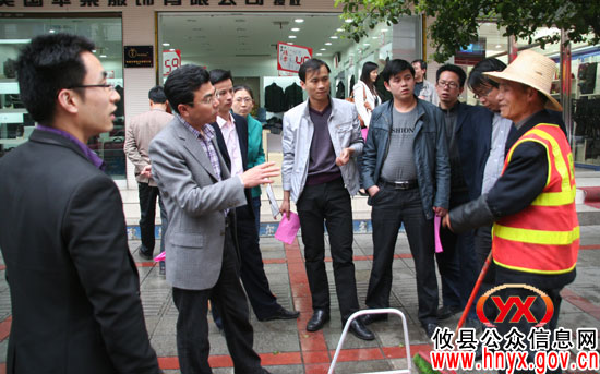 【创文明县城】攸县政府办组织人员上街开展规劝活动