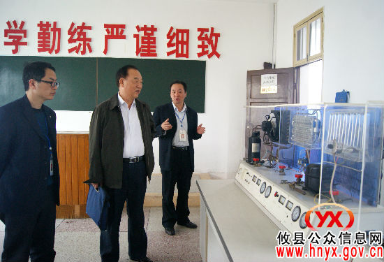 省教育督导评估考核组到莲塘坳镇等地学校进行考核