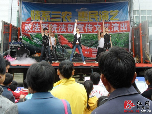 沔渡镇：送法下乡 农民赶圩乐享＂法律大餐＂