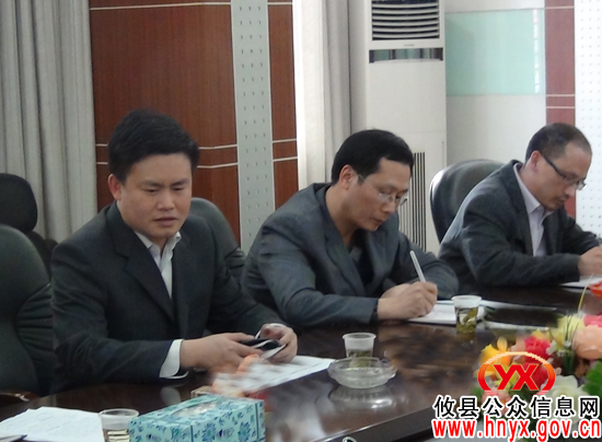 彭良平一行到县政务中心（优化办）调研指导工作