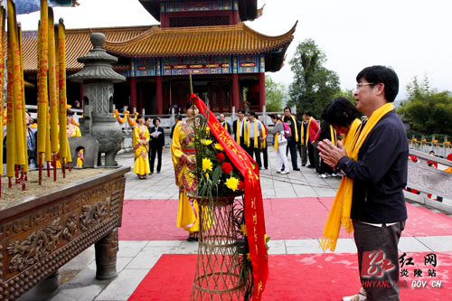 广东东莞企业家代表团一行祭祀炎帝陵