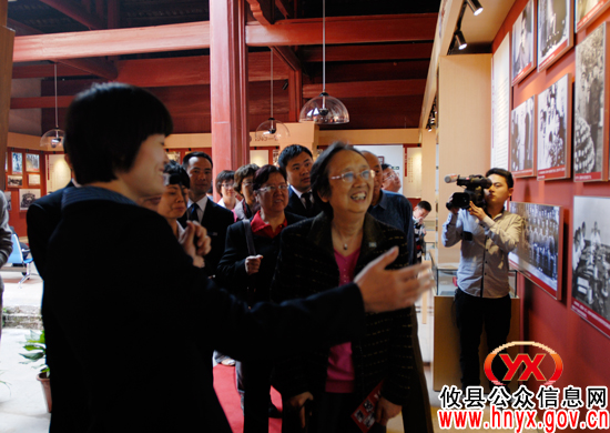 谭震林女儿谭泾远和北京客人参观升级改版后的《谭震林生平业绩陈列》展厅