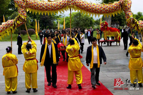 广东东莞企业家代表团一行祭祀炎帝陵