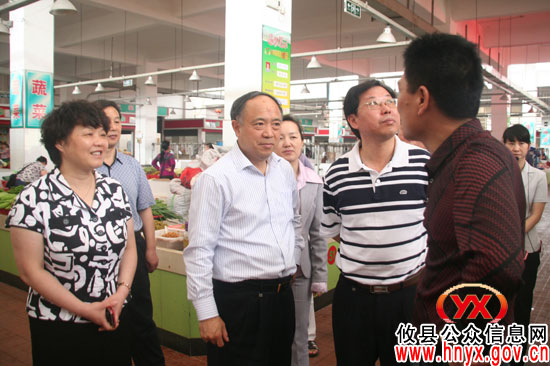 省商务厅巡视员易昌伦来攸县调研指导市场建设和管理工作