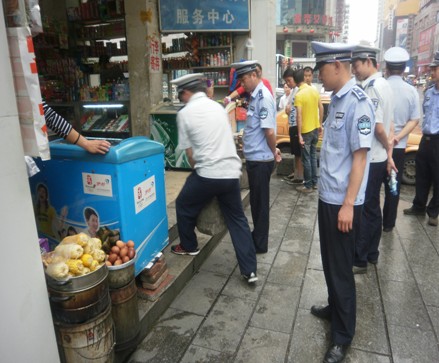 芦淞区城管开展对火车站及周边集中整治
