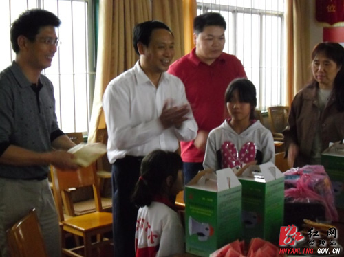 省交通质监局党委书记甘志高一行到龙溪乡学校捐资助学