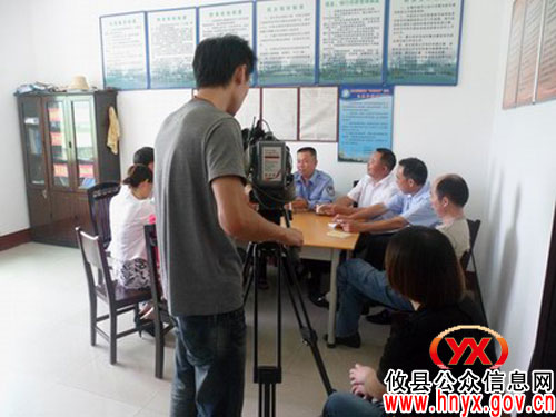 市电视台到攸县采访鸭塘铺乡“村级联合办公”