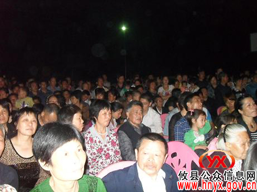 攸县花鼓戏剧团送戏到鸾山镇 倡导文明礼仪新风