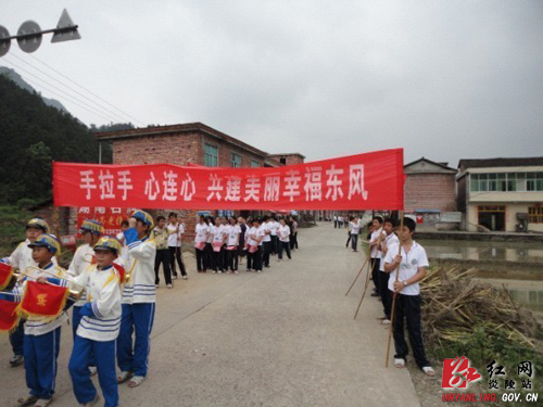 东风乡掀起“校家同治 美丽东风”宣传热潮