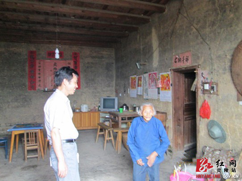 县民政局到策源乡开展百岁老人调查