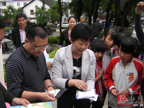 县乡联合开展防治碘缺乏病日宣传活动
