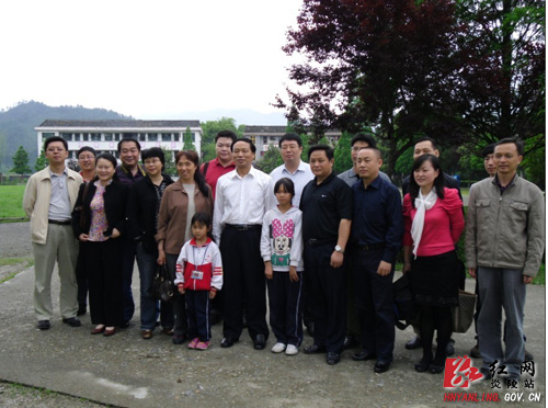 省交通质监局党委书记甘志高一行到龙溪乡学校捐资助学