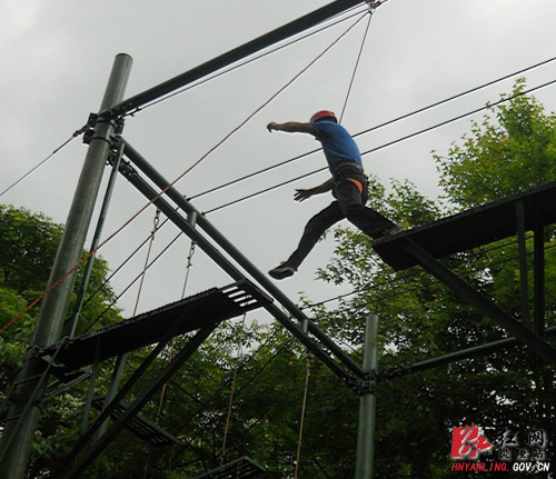 拓展训练 霞阳镇学校激发教工团队战斗力
