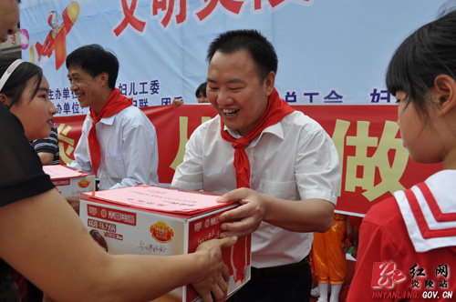 炎陵县举行庆祝“六一”国际儿童节表彰大会暨文艺演出
