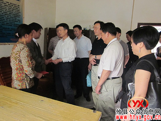 湖南省总工会一行到攸县酒埠江镇慰问企业职工