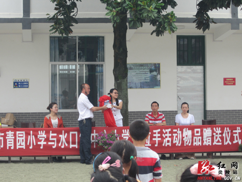 共建城乡连心桥 长沙青园小学来炎献爱心