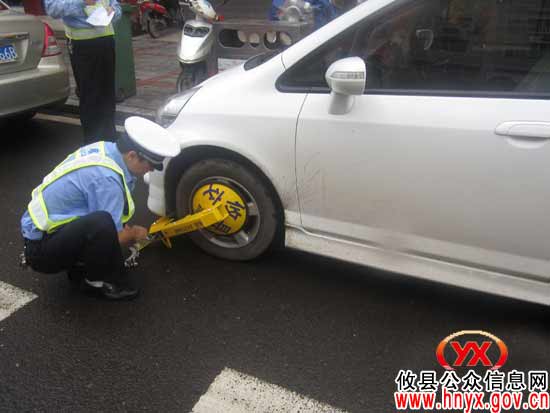 攸县交警大队对车辆乱停乱放违法行为进行整治