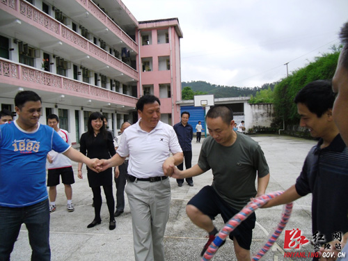 龙溪乡开展迎“五四节”趣味文体活动