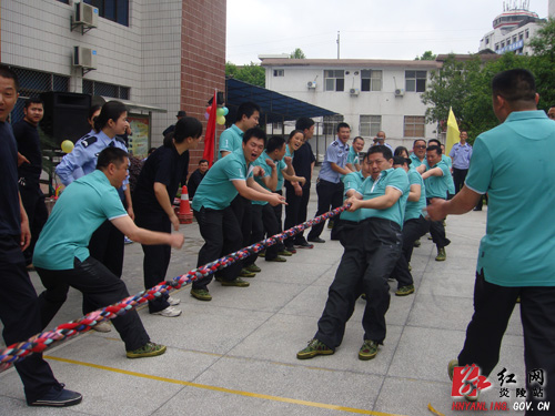 炎陵县公安干警举行庆“五四”趣味运动比赛
