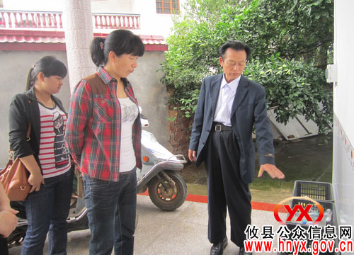 团省委权益部部长邓资益一行深入攸县新市镇调研