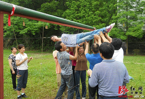 拓展训练 霞阳镇学校激发教工团队战斗力