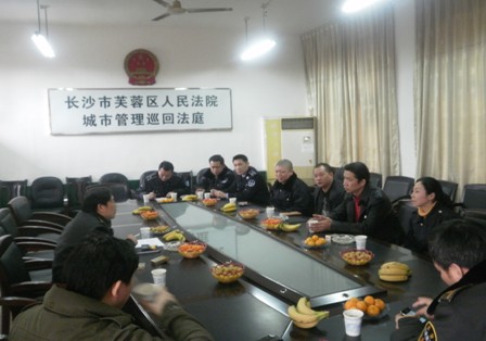 芦淞区城管大队对车辆乱停乱放问题进行多次整治