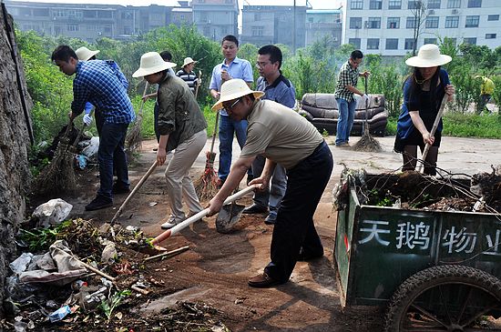 云龙示范区领导带头深入背街小巷清扫卫生死角/图