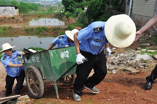 云龙示范区领导带头深入背街小巷清扫卫生死角/图