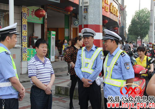 李子善检查指导驾乘摩托车不戴安全头盔交通违法行为整治工作