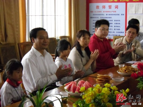 省交通质监局党委书记甘志高一行到龙溪乡学校捐资助学