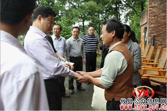 邝邹飞深入基层　访民意 听民情 解民忧